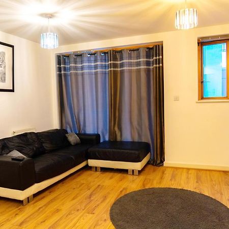 ロンドン1 Bed - Sleeps 2 - 7 Min Walk To Hackney Stationアパートメント エクステリア 写真