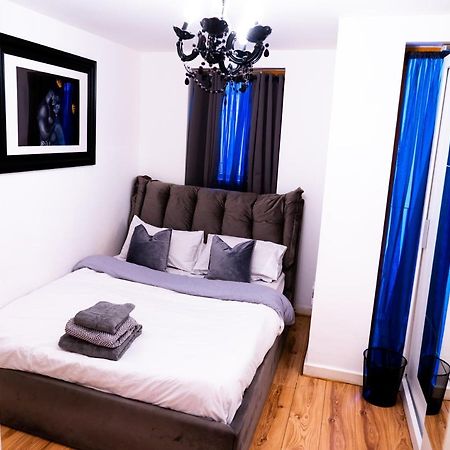 ロンドン1 Bed - Sleeps 2 - 7 Min Walk To Hackney Stationアパートメント エクステリア 写真