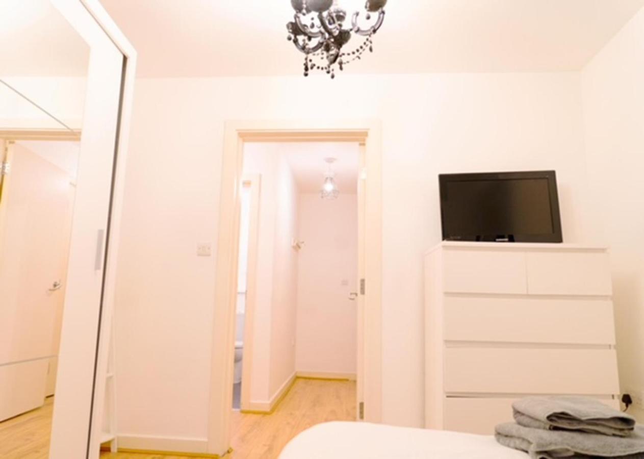 ロンドン1 Bed - Sleeps 2 - 7 Min Walk To Hackney Stationアパートメント エクステリア 写真